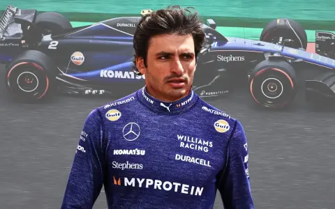 Carlos Sainz Jr. con su mono azul de Williams Racing, listo para la carrera.