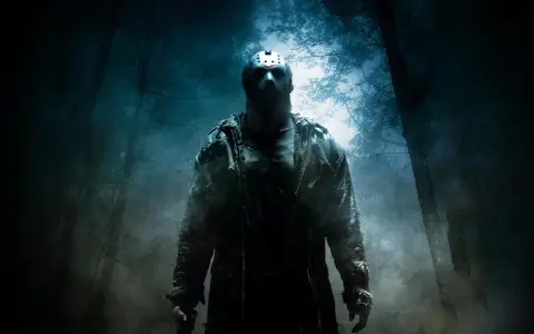 Jason Voorhees, figura iconica dell'orrore, emerge da un bosco nebbioso. La sua storia vera è un incubo senza fine.
