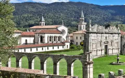 Serra San Bruno: cosa vedere? L'imponente Certosa di Santo Stefano, con i suoi chiostri, giardini e la chiesa, incastonata tra le montagne calabresi.