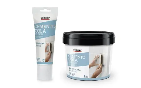 Dos envases de cemento cola en pasta Beissier, uno en tubo y otro en cubo, ideales para reparar agujeros y fijar azulejos.