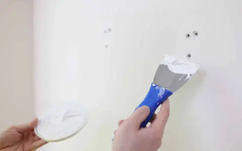 Maintenant, je vais reboucher ce trou dans le mur avec de l'enduit.