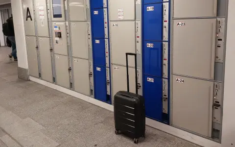 Przechowalnia bagażu Warszawa Centralna. Czarna walizka czeka przed rzędem szafek.