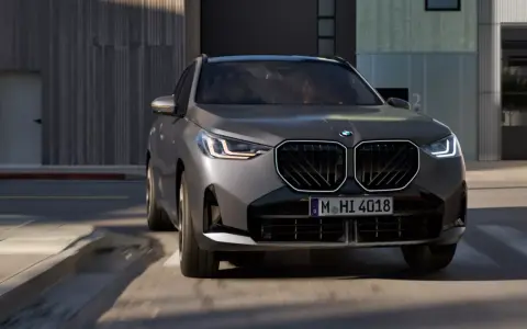 Nowoczesne BMW X3 w szarym kolorze, z charakterystyczną atrapą chłodnicy i światłami LED. Sprawdź aktualną bmw x3 cena!