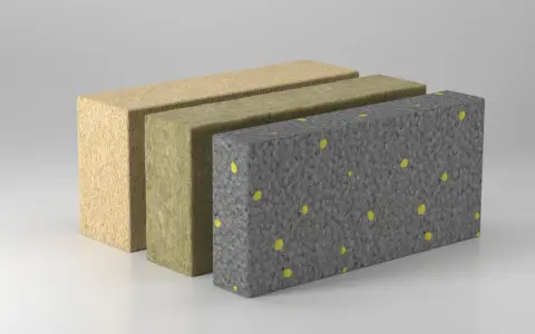 Drei Schichten Dämmmaterial: Holzfaser, Steinwolle und ein diffusionsoffenes EPS-Material mit gelben Granulaten.