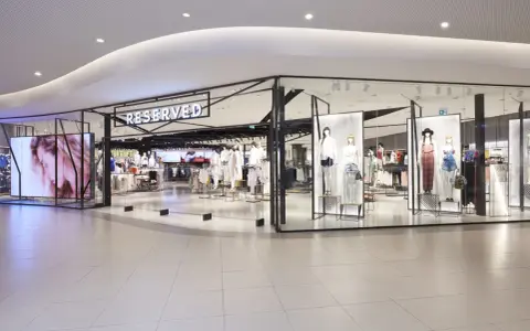 Sklep Reserved z manekinami w letnich stylizacjach. Warto sprawdzić, ile dni na zwrot, jeśli zakupy nie spełnią oczekiwań.