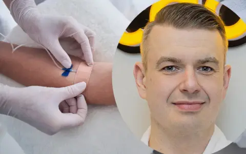 Doświadczony lekarz nadzoruje podanie kroplówki nawadniającej.