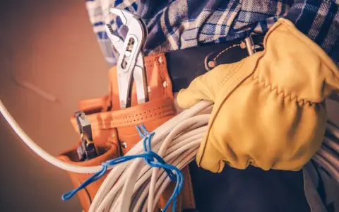 Czy elektryk to trudny zawód? Odkryj wyzwania i umiejętności tej profesji
