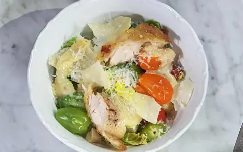 En härlig caesarsallad med kyckling, parmesan och en krämig caesarsallad dressing.