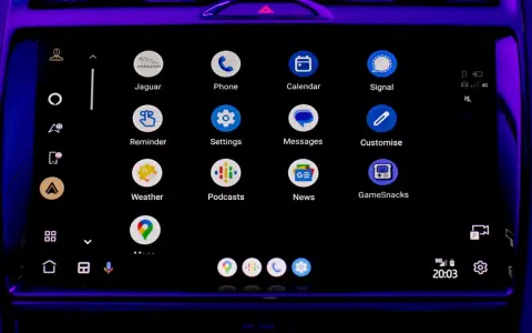Ekran systemu Jaguar z ikonami: Jaguar, Telefon, Kalendarz, Sygnał, Przypomnienie, Ustawienia, Wiadomości, Dostosuj, Pogoda, Podcasty, Wiadomości, GameSnacks. Nawigacja jest niedostępna w tym systemie.