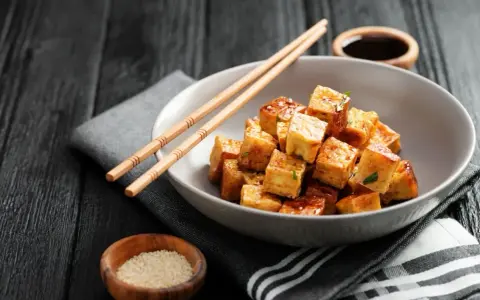 Chrupiące kostki tofu w sosie, pałeczki i sezam. Tak smakuje tofu!