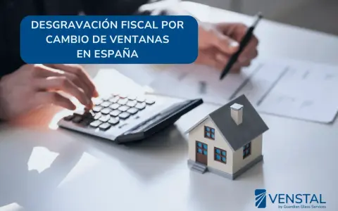 Man calculating finances for home improvements. Se puede desgravar el cambio de ventanas en España.