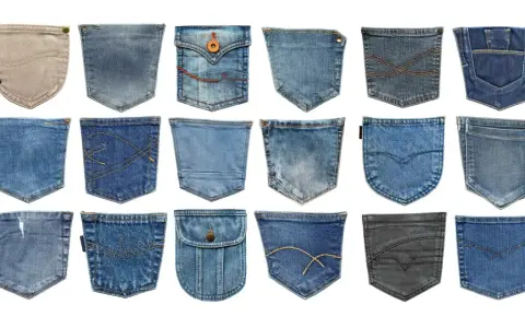 En samling av olika sorters fickor i denim och andra tyger, med varierande sömmar och detaljer.