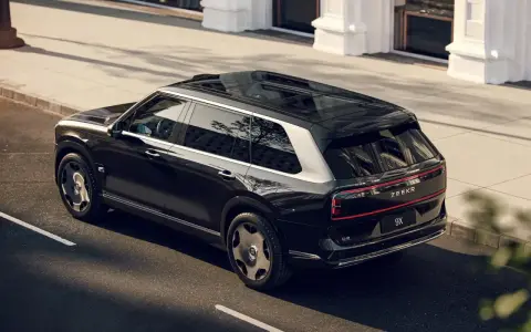 Elegancki czarny Zeekr 9X na ulicach Polski. Luksusowy SUV z panoramicznym dachem i nowoczesnym designem.