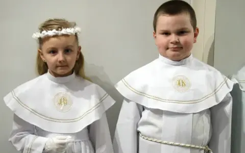 Jak się ubrać na komunię dziecka zdjęcia, aby wyglądać elegancko