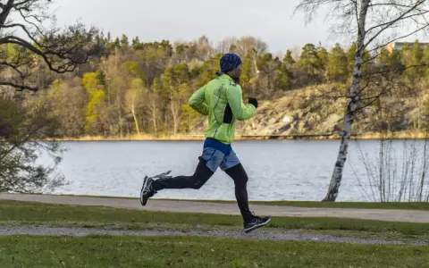 Man joggar 20 minuter varje dag längs en sjö i vacker natur.