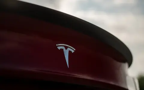 Tesla skąd pochodzi? Odkryj fascynującą historię marki i jej założycieli