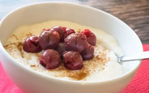 Cremiger Grießbrei mit Kirschen und Zimt. Ob Grießbrei gesund ist, hängt von den Zutaten ab, aber diese Variante sieht lecker aus!