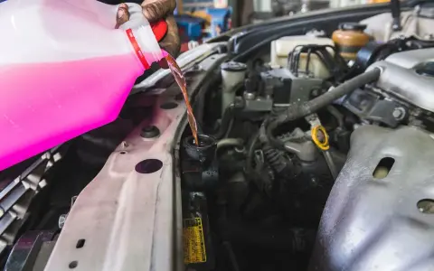 Kühlflüssigkeit Auto: So vermeiden Sie teure Motorschäden und Überhitzung