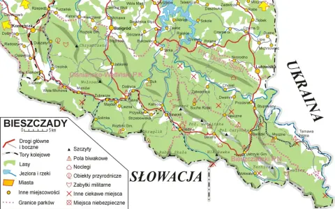 Mapa Bieszczad z zaznaczonymi drogami, lasami, jeziorami, rzekami, miastami i innymi punktami.