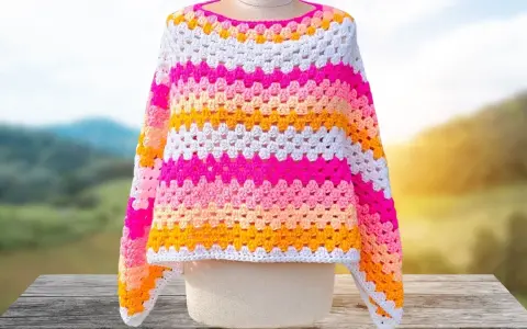 Poncho de lana a crochet, con rayas de colores vibrantes. Aprende como hacer un poncho de lana fácil y rápido.