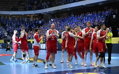 Piłkarze ręczni w czerwonych strojach świętują na boisku. Fani na trybunach kibicują. To może być ważny moment w kontekście mistrzostwa świata w piłce ręcznej terminarz.