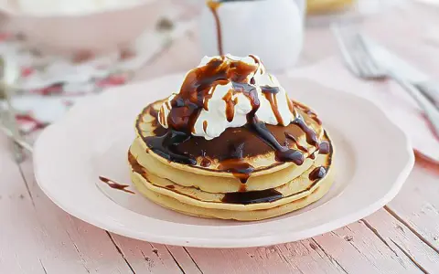 Deliciosa receta de tortitas con nata y sirope de chocolate. ¡Un desayuno perfecto!
