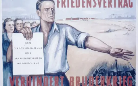 Propagandaplakat: Mann hält "Note der Sowjetregierung über den Friedensvertrag mit Deutschland". Die stalin note karikatur zeigt, wie ein Friedensvertrag Bruderkrieg verhindert.