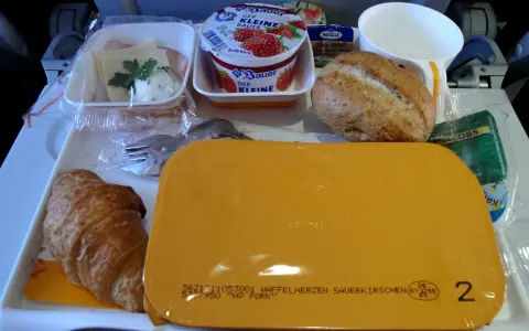 Jedzenie w bagażu podręcznym: uniknij problemów na lotnisku!