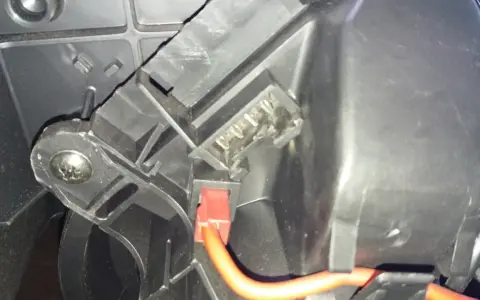 Peugeot Partner: Gdzie jest przekaźnik wentylatora? Poradnik DIY