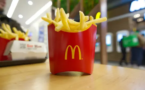 Ile kosztują duże frytki w McDonald's? Cennik i jak oszczędzać
