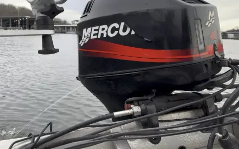 Moteur Mercury 40 hors-bord en marche, jet d'eau de refroidissement. Un moteur serré peut-il démarrer ? L'eau coule, le moteur tourne.