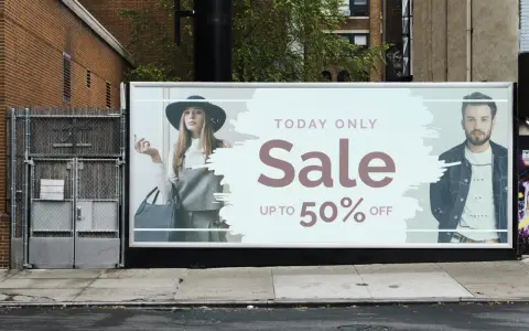 Sztuka plakatu: reklama wyprzedaży do 50% OFF z modelką i modelem.