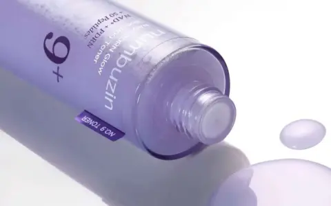Fioletowa butelka toniku numbuzin no 9 z widocznymi kroplami produktu.