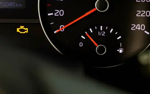 Das gelbe Symbol für die Motorkontrollleuchte leuchtet dauerhaft auf dem Armaturenbrett. Der Kilometerstand beträgt 70045 km.
