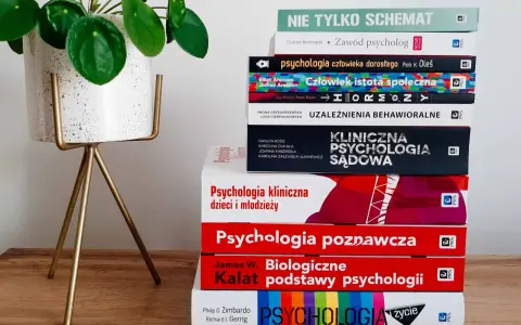 Stos książek do psychologii, w tym "Psychologia kliniczna sądowa", idealny do studiów.