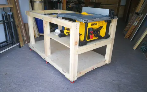 Banco de trabajo casero con sierra de mesa DeWalt. Aprende como hacer un banco de trabajo robusto y móvil para tu taller.