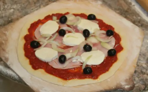Pizza maison facile: pâte toute prête, goût pro garanti!