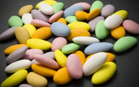 Dragées multicolores, une spécialité de Verdun, sur fond sombre.