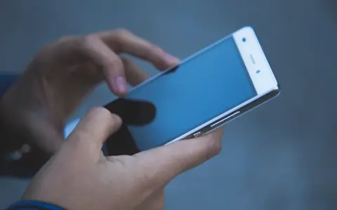 Konfiskata telefonu w szkole? Co mówi prawo i jak się bronić