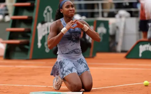 Coco Gauff, a joven tenista, celebra en tierra batida, con el corazón en las manos.