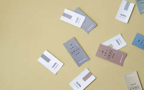 Etykiety odzieżowe z napisem "CLOTH for real life" i symbolami pielęgnacji. Nawet syntetyki mogą być wysokiej jakości.