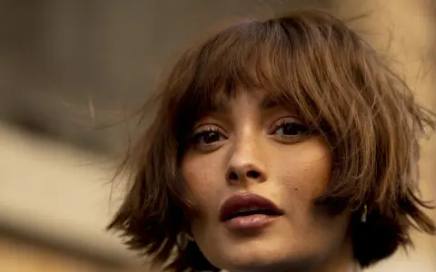 Eine Frau mit braunen, kurz geschnittenen Haaren und einem leichten Pony. Ein moderner Look, der durch das Damen Haare schneiden perfektioniert wurde.