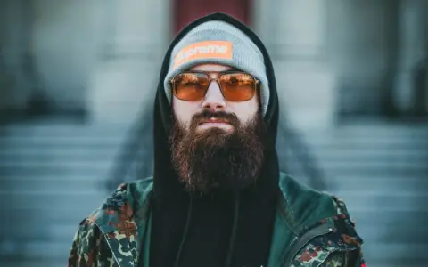 Gęsta broda: Dieta, pielęgnacja, minoksydyl. Co naprawdę działa?