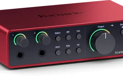Focusrite Scarlett 2i2, une console audio rouge vif avec des boutons lumineux pour un contrôle précis du son.