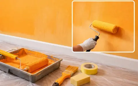 Peinture orange sur un mur, avec rouleau, bac, pinceau et ruban. La question "pourquoi mon huile mousse" pourrait être liée à la préparation de la peinture.