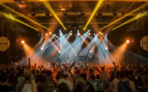Tłumy na festiwalu muzycznym szaleją pod światłami sceny.