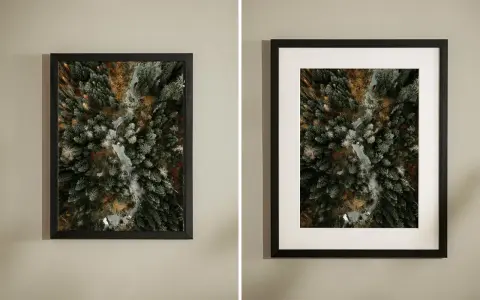 Två inramade bilder av en skog med en slingrande flod. Den ena utan passepartout, den andra med.
