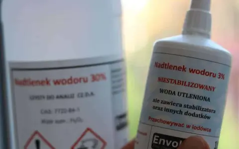 Dwie butelki z nadtlenkiem wodoru. Czy woda utleniona wybiela zęby? Na etykiecie 3% roztwór.