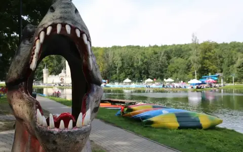 Przez paszczę dinozaura widać zamek i basen, a obok leżą kolorowe kajaki. To jedne z magicznych miejsc opolskich.