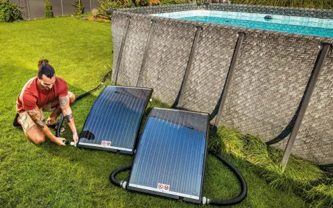 Man kopplar solceller till poolen för att värma upp vattnet.